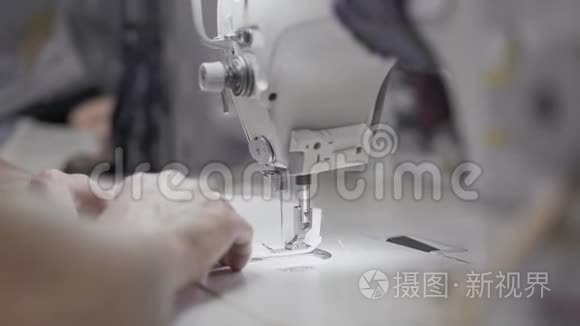 成年女性手缝针曲边手持特写视频