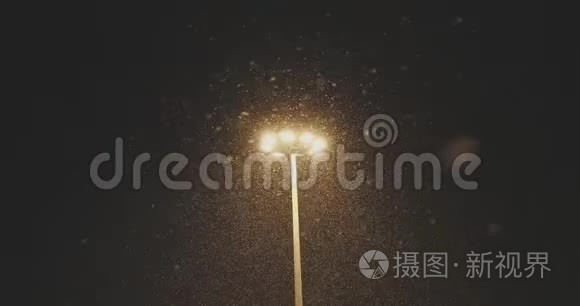 黄灯探照灯室外照明雪夜视频