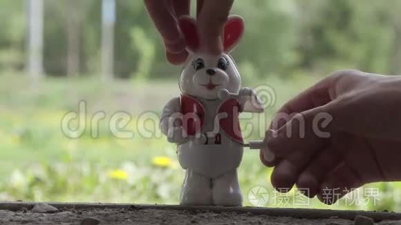 机械发条玩具兔子鼓手视频