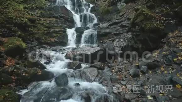 湿石环绕的泡沫山瀑布水视频