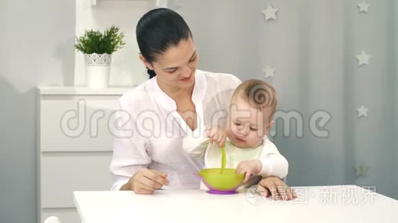 妈妈自己帮宝宝吃饭视频