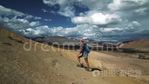 年轻的旅游妇女爬上石山。 滑块50fps