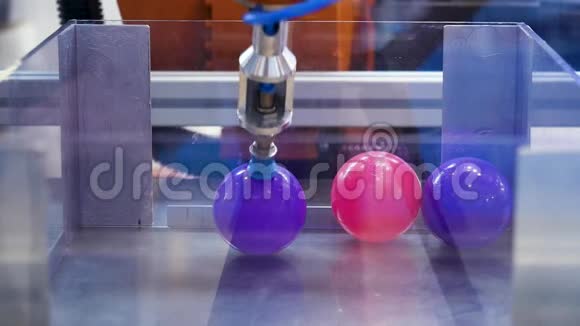为了一个从玻璃盒子里收集塑料球的机器人，世博会-国际展览。 媒体。 未来主义和未来主义视频的预览图