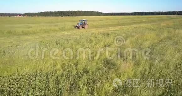 农场机器在晴天剪草晾晒视频
