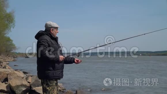 老人在春日在河上钓鱼视频