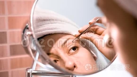 成年女性矫正眉毛，照镜子
