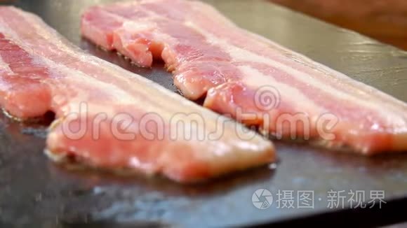 烤架烤了两条生腊肉视频