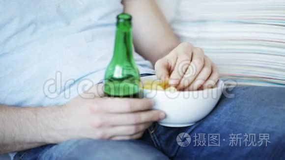 接近男人吃薯片喝啤酒视频