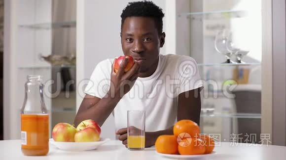 黑人在厨房吃苹果视频