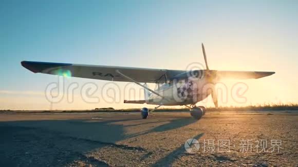 小型航空概念。 白色和蓝色飞机在跑道上，关闭。