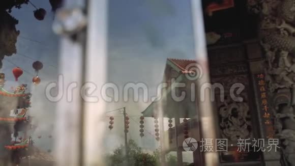 中国灯笼灯在玻璃的反射中视频