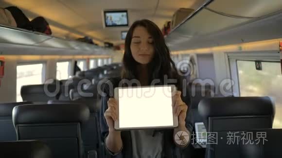 坐火车旅行的年轻女子手持平板电脑