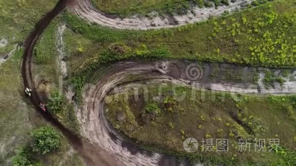 莫托科罗斯赛车手加速乡村地形视频