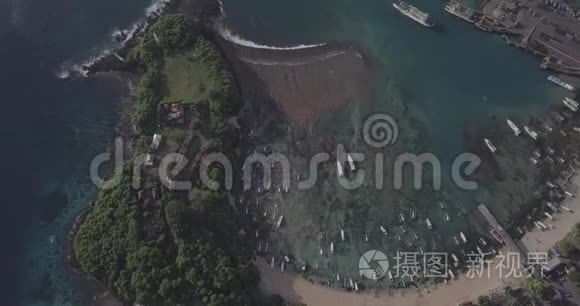 飞越巴东湾，美丽的海景，包括街道，船只，海滩在巴厘岛，印度尼西亚。