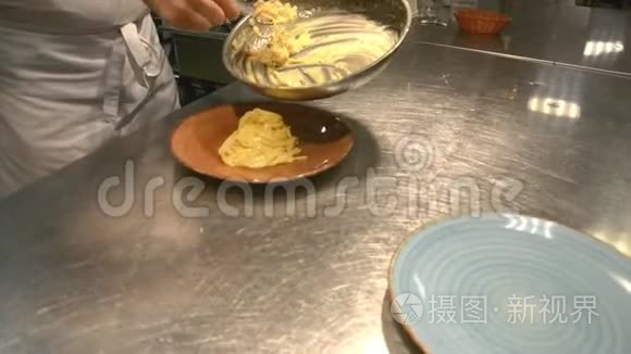 厨师在餐厅用钳子煮意大利面食视频