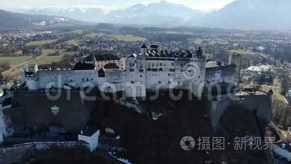 Hohensalzburg城堡，背景上有令人惊叹的山脉，空中拍摄4k