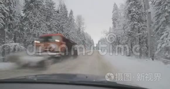 冬天森林里迎面而来的雪机视频