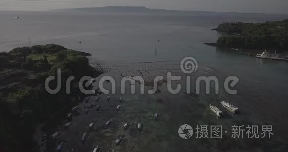 无人机飞越巴东湾，美丽的海景，包括街道，船只，海滩在巴厘岛，印度尼西亚。