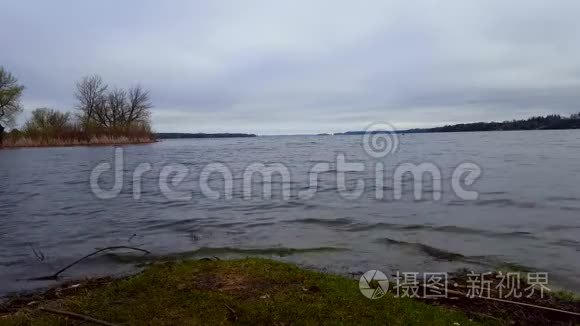 夏日阴云密布的湖面. 阴暗的湖畔景色笼罩着乌云