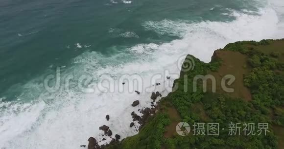 美丽的海景，在阴天，从岸边的悬崖，4K