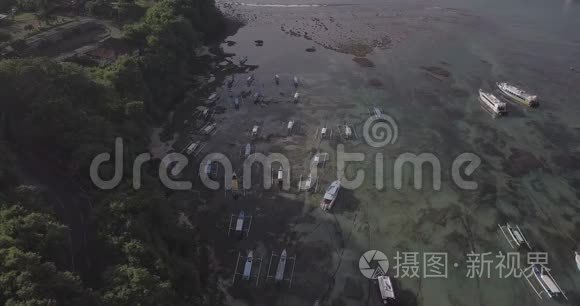 无人机飞越巴东湾，美丽的海景，包括街道，船只，海滩在巴厘岛，印度尼西亚。