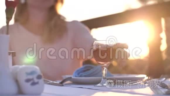女孩在日落时喝玫瑰酒视频