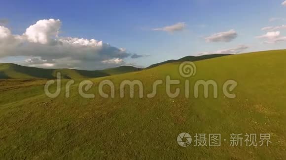 夏日天际线下山岭的神奇自然空中