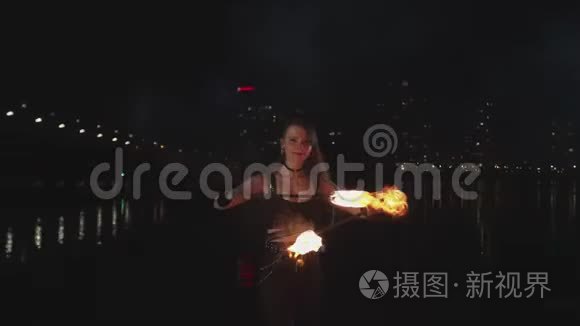 可爱的女火手夜市表演艺术