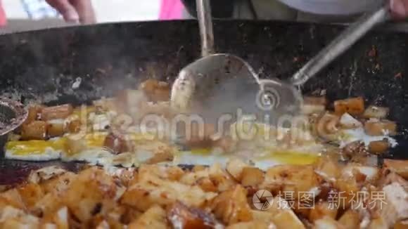 烹饪中国传统的白萝卜蛋糕，叫炒豆芽鸡蛋黑豆