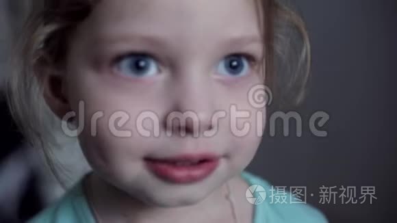 白种人快乐的蓝眼睛小女孩的特写肖像