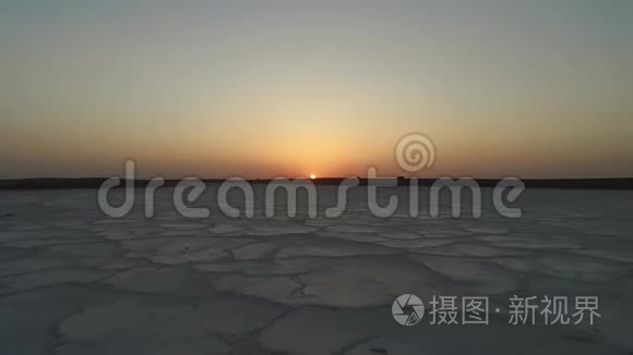 干盐湖。 另一个星球的景色。 日落。 空中观景。 阳光照耀在沙漠之上