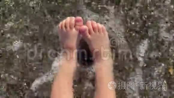 婴儿的腿在海波飞溅视频