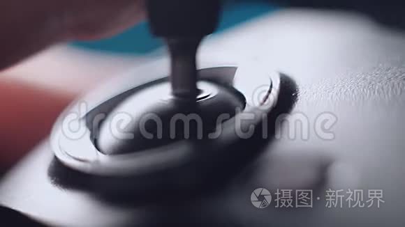 使用gamepad进行电脑游戏，概念非常特写和软焦.. 玩电子游戏