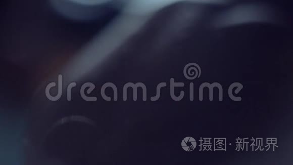 使用gamepad进行电脑游戏，概念非常特写和软焦.. 玩电子游戏