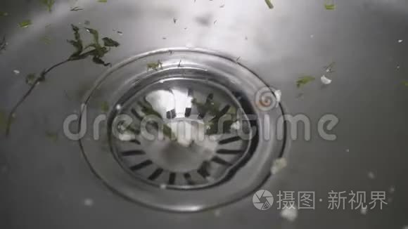 把厨房的钢水槽里的水排干视频