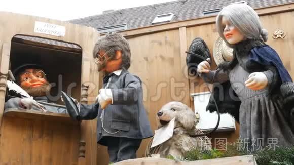 在欧洲的圣诞市场上，孩子们的邮亭屋顶上`移动娃娃的场景。