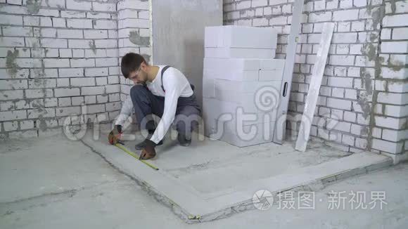 建筑工地用卷尺和铅笔测量距离视频