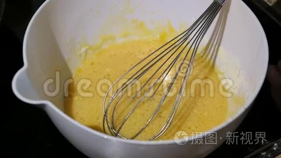 把鸡蛋面粉和牛奶混合在碗里。 烤薄饼配料