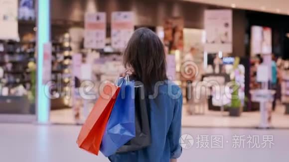 商场里带购物袋的女人的后景视频