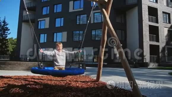 小孩子在城市操场上慢动作视频