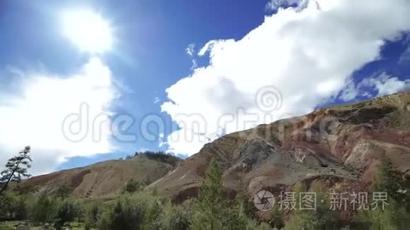 阳光明媚，年轻的旅游妇女站在红石山上。 阳光灿烂。 滑块