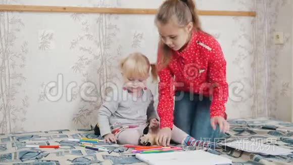 两个小女孩收拾床铺开始画画
