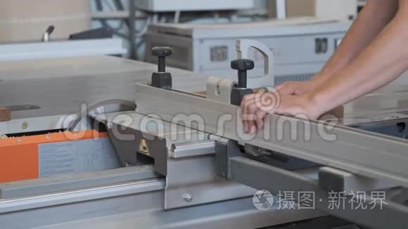 基辅大学，30-05-2019年。 男木匠在车间圆机上工作，工人在一件家具上切木板..
