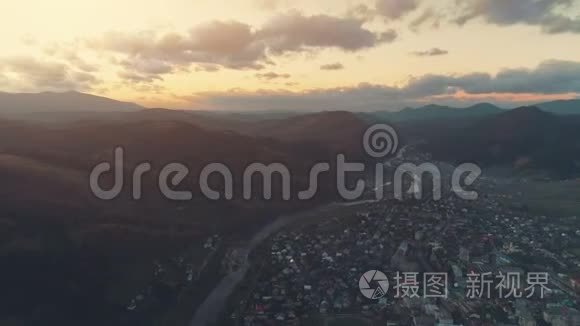 山麓和河畔的美丽小镇迎着朝阳视频