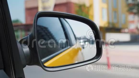 黄色出租车侧后视镜中城市交通流的反映