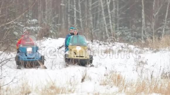 一家人骑着雪地摩托穿过树林视频