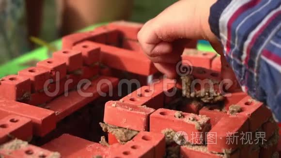 成人帮助儿童用玩具砖积木搭建视频