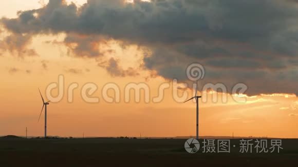 日落天空背景下的风车螺旋桨视频