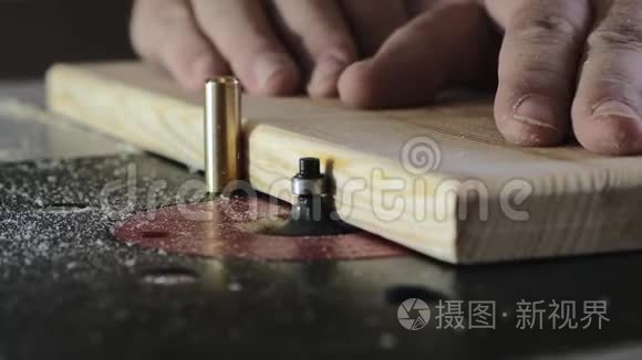 使用铣床从树上移除边缘。 特写镜头。 慢动作。