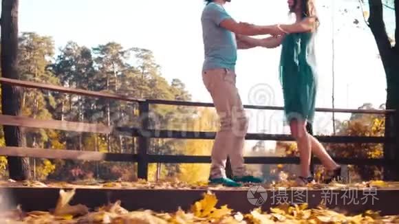 一对夫妇在木桥上跳舞的腿视频